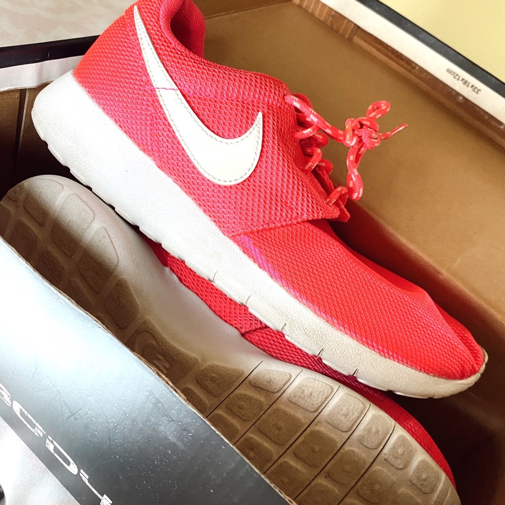 Women Pink Nike Roshe Runs